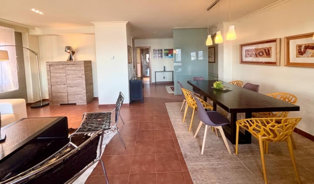 Sala amplia con su mesa 