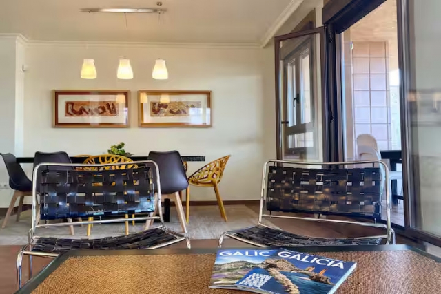 Sala de estar con mesa 