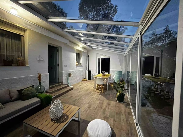 Amplio porche acristalado