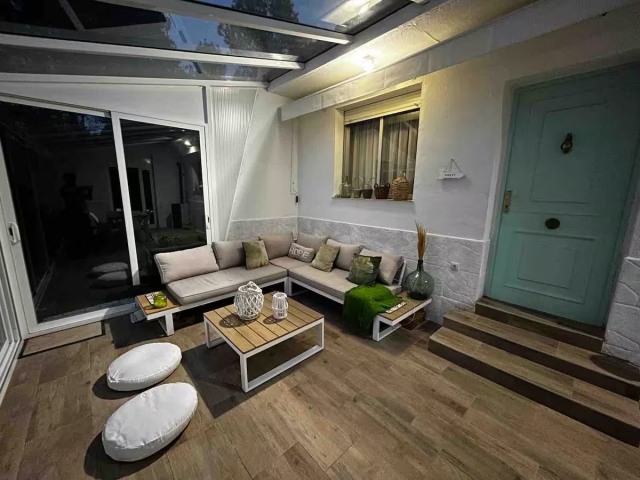 Amplio porche con bancos