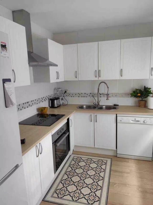 Cocina amplia con encimera