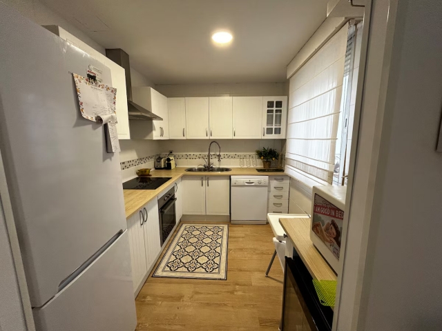 Cocina amplia con encimera