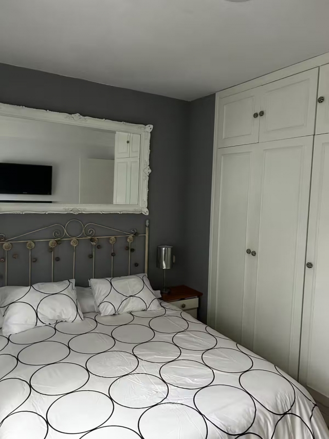 Dormitorio amplio con cama