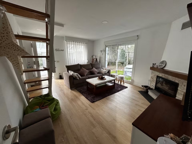 Sala amplia con chimenea