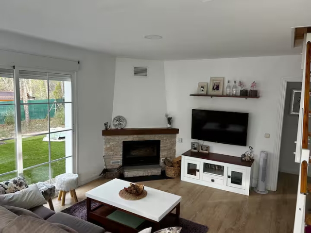 Sala amplia con chimenea 
