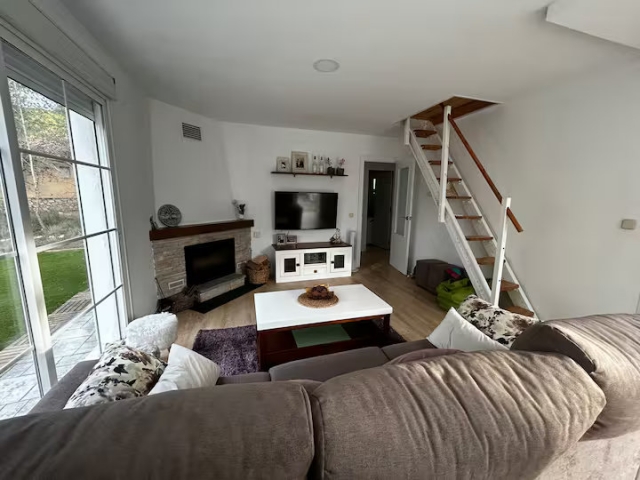 Sala amplia con escalera 