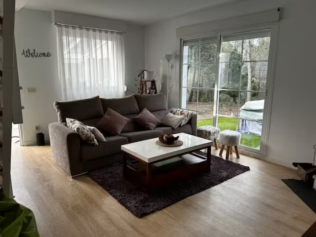 Sala amplia con sillones