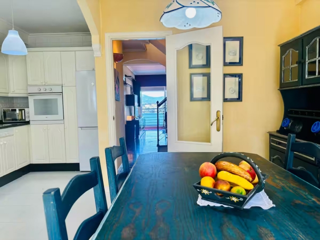 Cocina comedor con centro