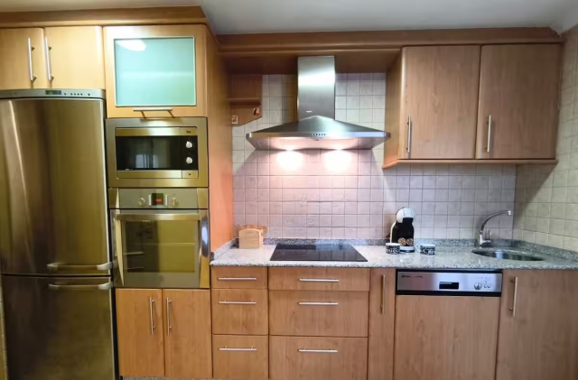 Cocina amplia con encimera