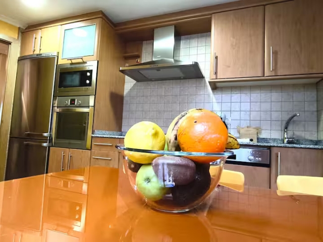 Cocina amplia con mesa