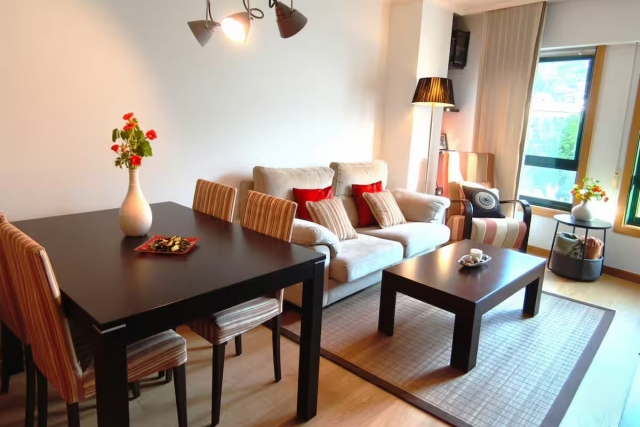 Sala amplia con una mesa