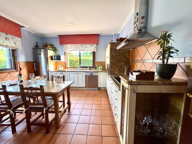 Cocina amplia con mesa 