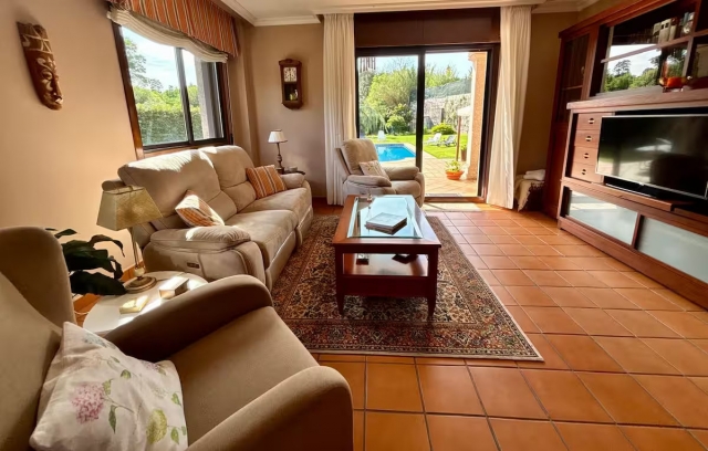 Sala amplia con sillones