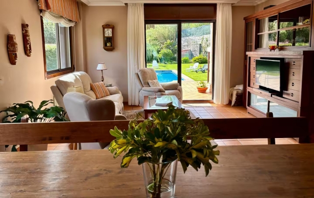 Sala amplia con una mesa