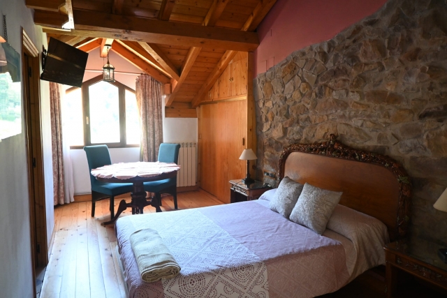 Dormitorio amplio con cama