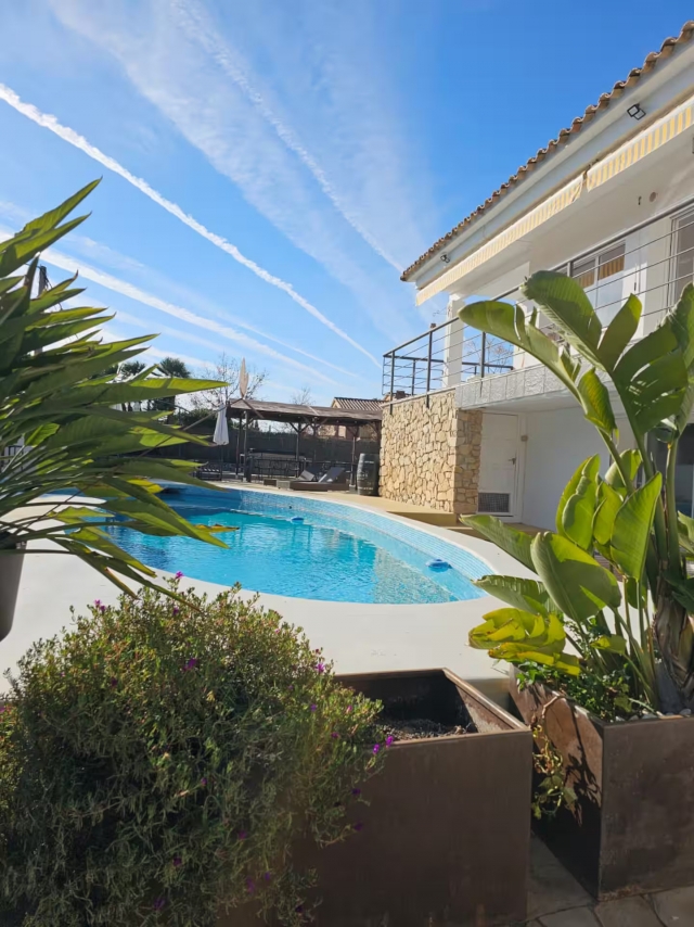 Amplia piscina en el exterior