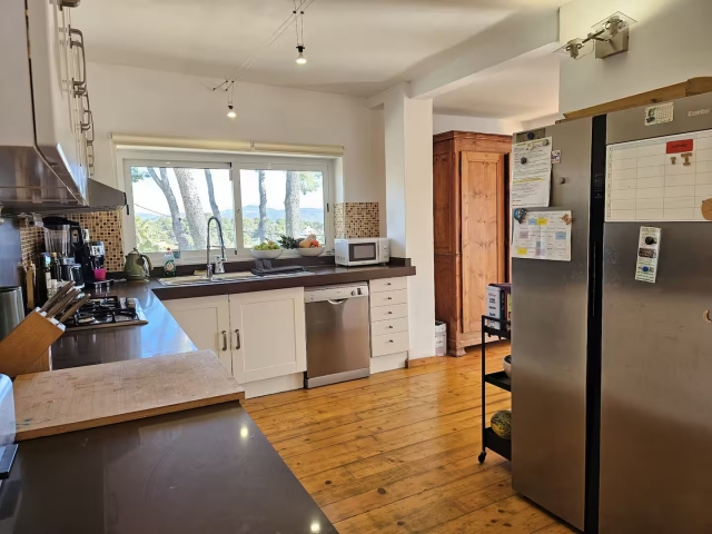 Cocina amplia con encimera