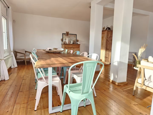 Sala amplia con su mesa