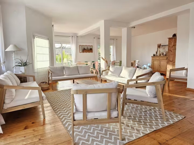 Sala amplia con sillones 