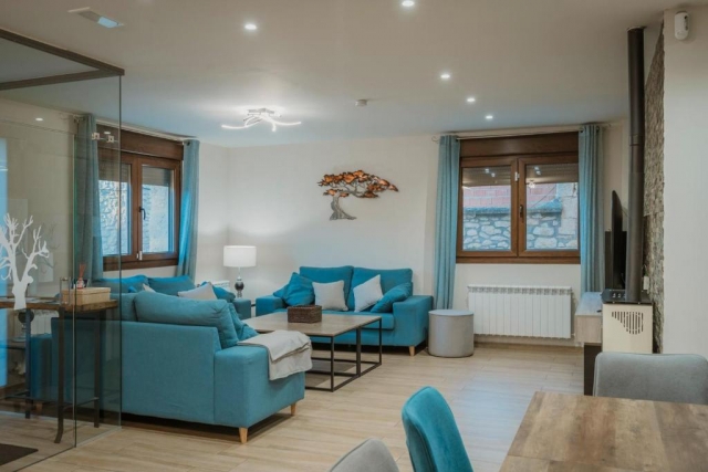 Sala amplia con estufa 