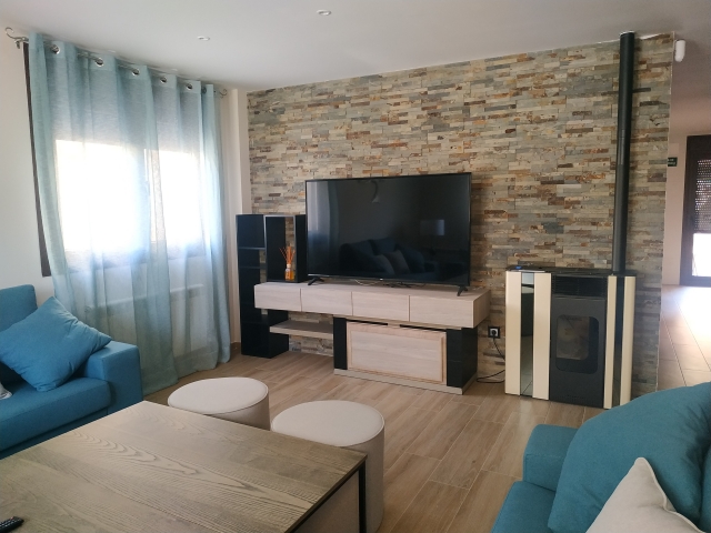 Sala amplia con estufa y tele