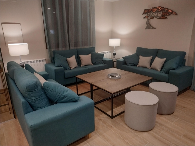 Sala amplia con sillones