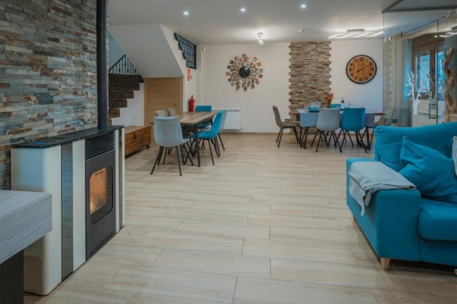 Sala amplia con mesas 