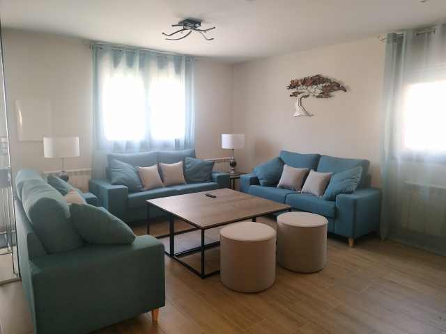 Sala amplia con sillones