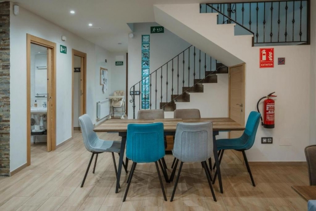 Sala de estar con mesa