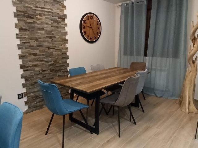 Sala de estar con mesa