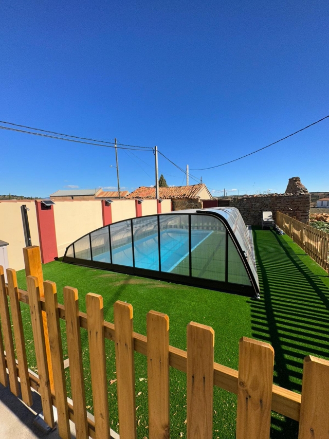 Amplio exterior con piscina
