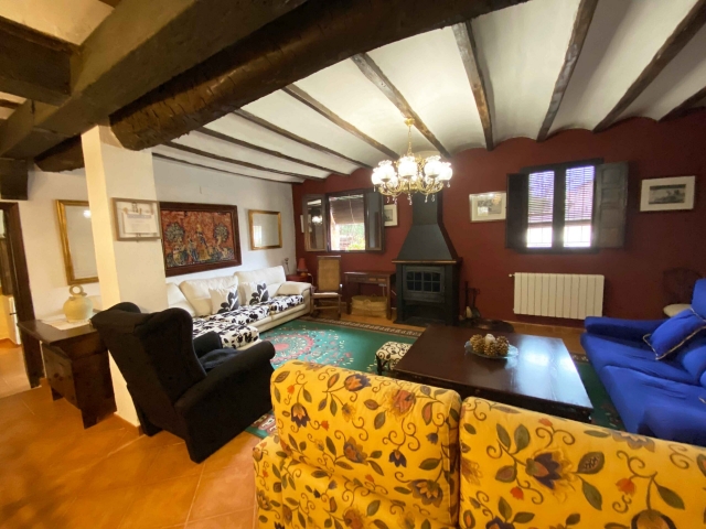 Sala amplia con chimenea