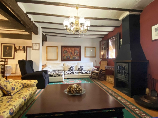 Sala amplia con la chimenea