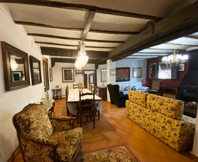 Sala de estar con mesa