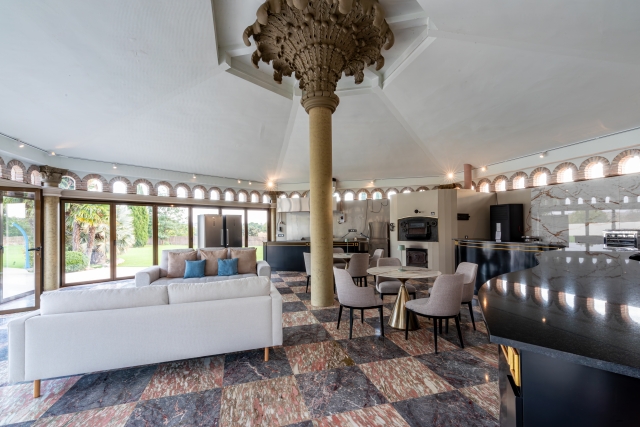 Cenador y zona de bar