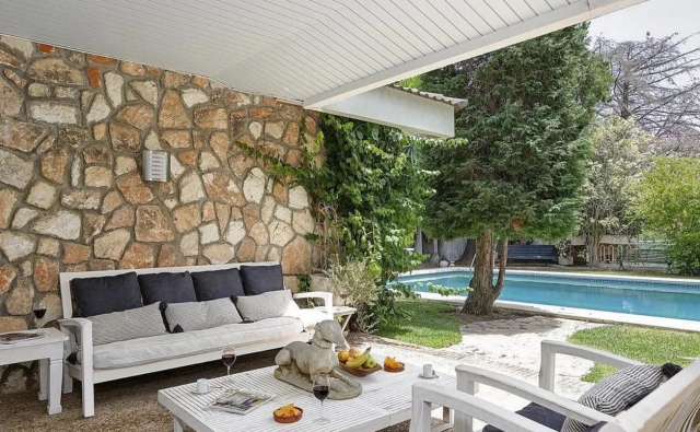 Terraza amplia piscina