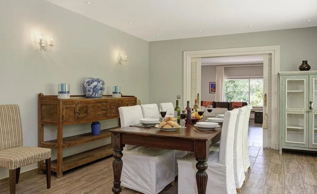 Comedor amplio y mesa