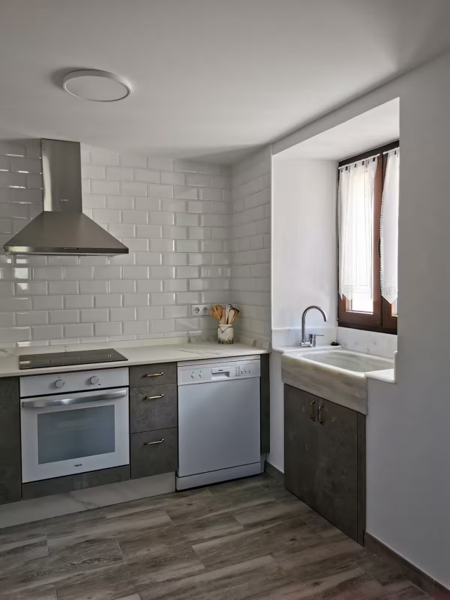 Cocina con ventana y vistas