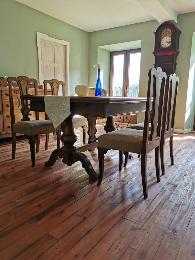 Comedor amplio con mesa