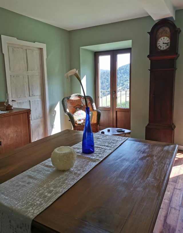 Comedor amplio con mesa