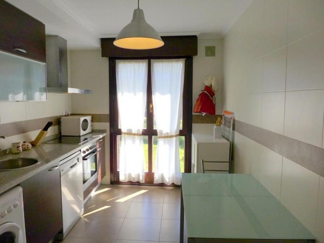 Cocina amplia con una mesa