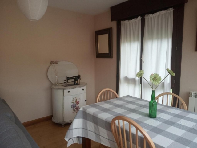 Sala amplia con mesa