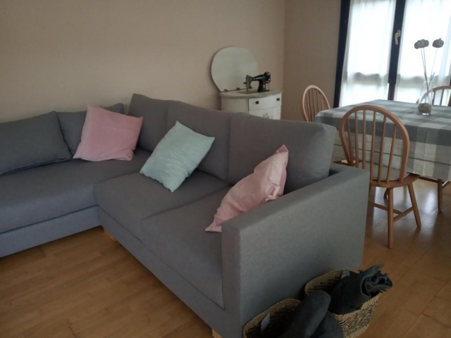 Sala amplia con sofa 