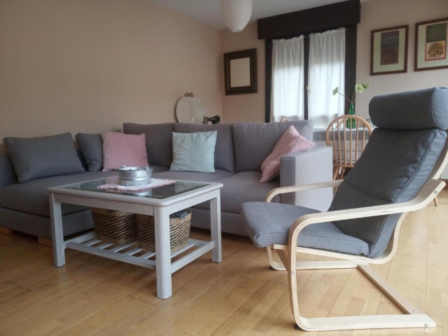 Sala amplia con sofa 