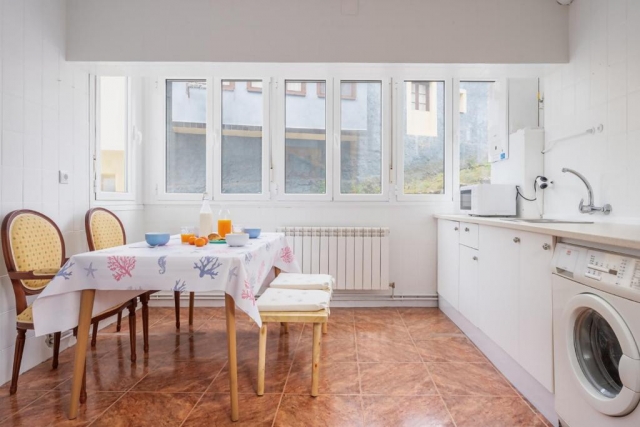 Cocina comedor con mesa