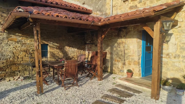 Amplio porche con mesa