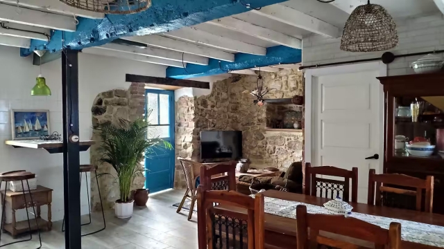 Sala amplia con sillones