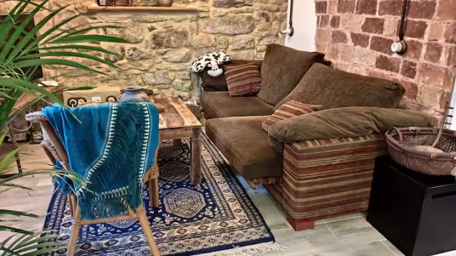 Sala amplia y sillones