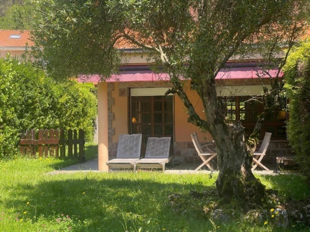 Amplio porche con hamacas