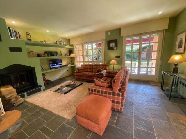 Sala amplia con chimenea 